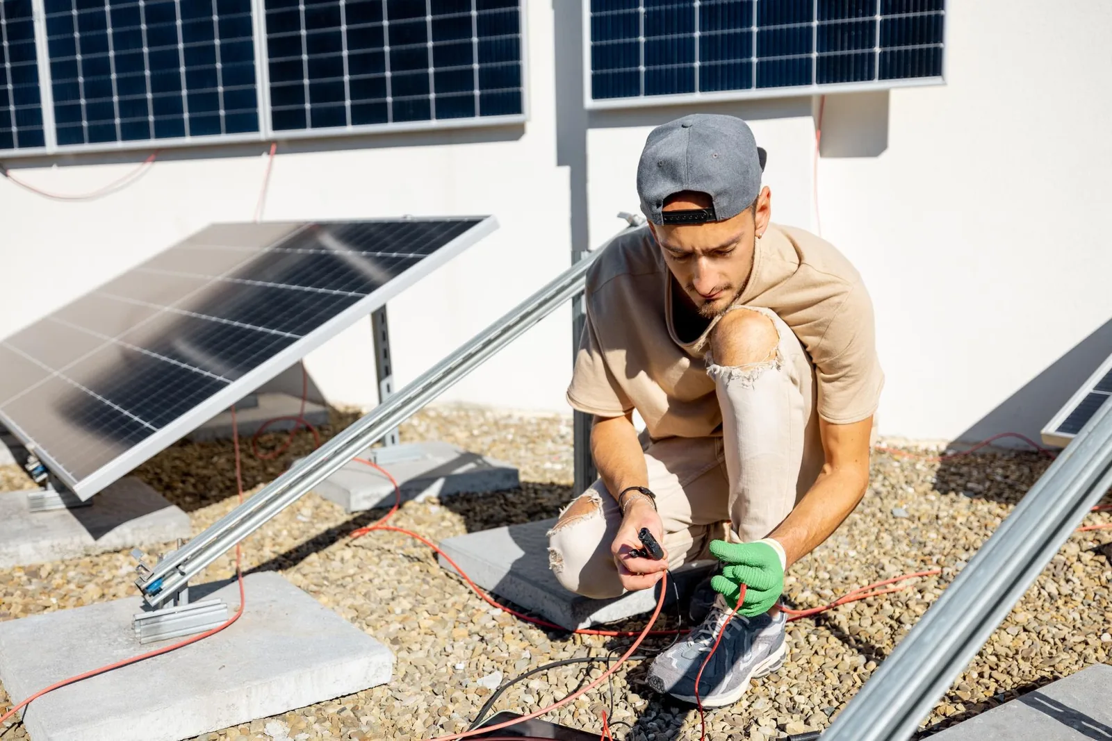 Équipe technique installant des panneaux photovoltaïques