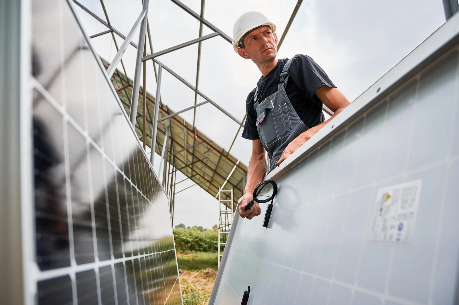 Maison équipée de panneaux solaires photovoltaïques, achat, installation et raccordement